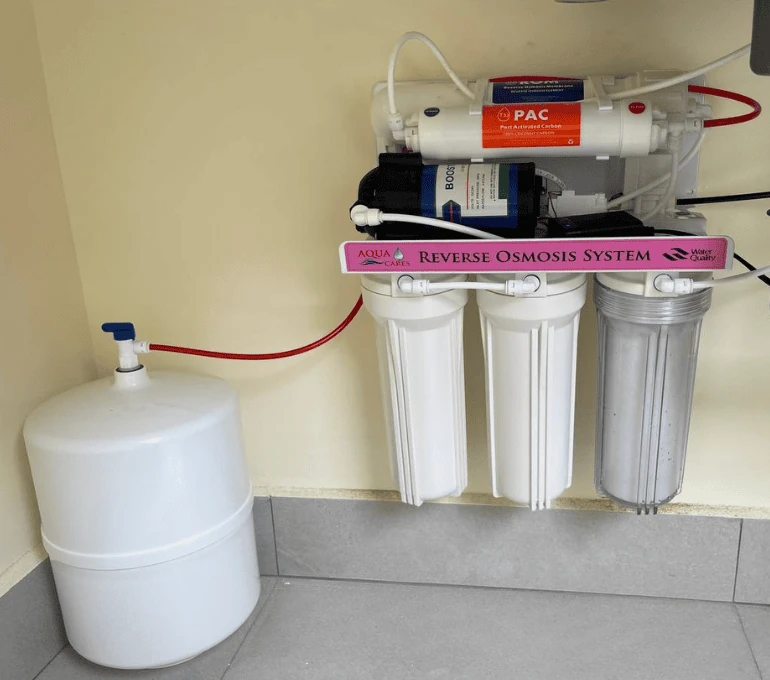 Reverse osmosis water purifier with filtration stages, storage tank and drinking-water faucet