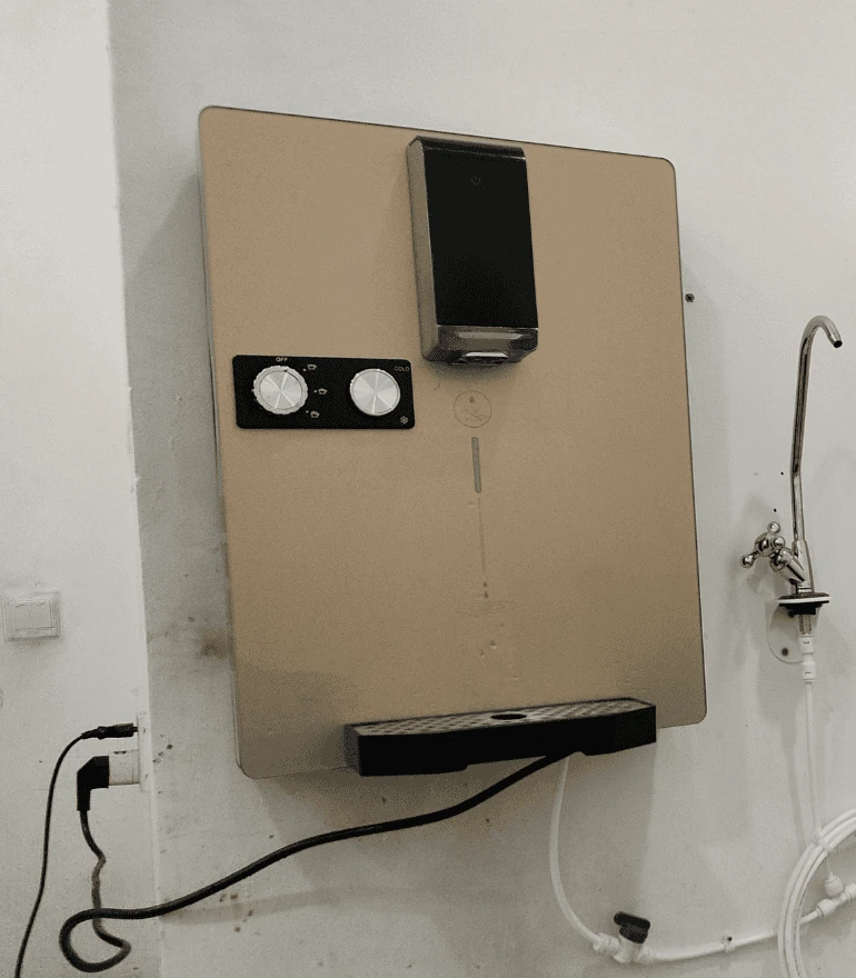 Wall-mounted hot water dispenser with a separate drinking-water faucet